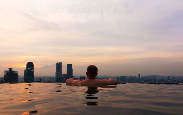 Hombre en piscina infinita en Marina Skypark Bay en Singapur Skyline —  Fotos de Stock