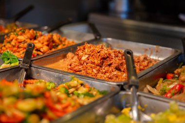 Bağlantı noktası ve pazarda sebze yemekleri ile Tay tavuk