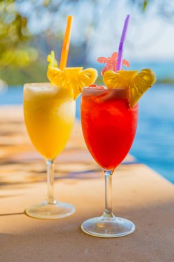 Sağlıklı Mango ve karpuz suyu havuz güneşli