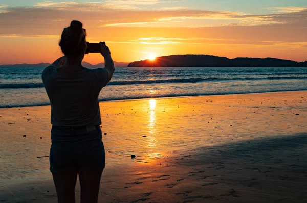 Silhouette Photo Touristique Féminine Mer Sur La Plage Pendant Les Soleils — Photo