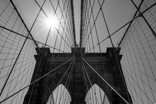 Details of the brooklyn bridge and the sun in black and white — Stock Photo, Image