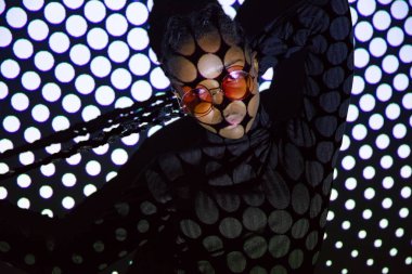 Projeksiyon ışık koyu tenli güzel kadınlar üzerinde yaratıcı noktalı deseni