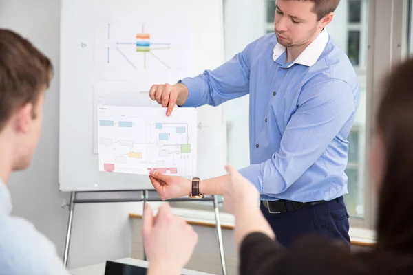 Businessman Showing Chart To Colleagues In Office — Stock Photo, Image