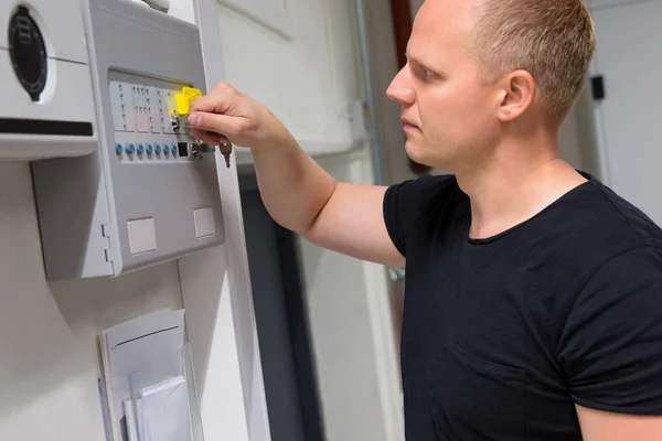 Det teknikern öppning Fire Panel i Datacenter — Stockfoto