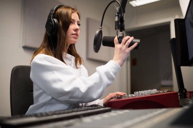 Radyo jokey ayarlama mikrofon kulaklık St giyen süre