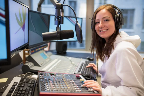 Αυτοπεποίθηση γυναίκα υποδοχής χαμογελώντας σε ραδιοφωνικό σταθμό — Φωτογραφία Αρχείου