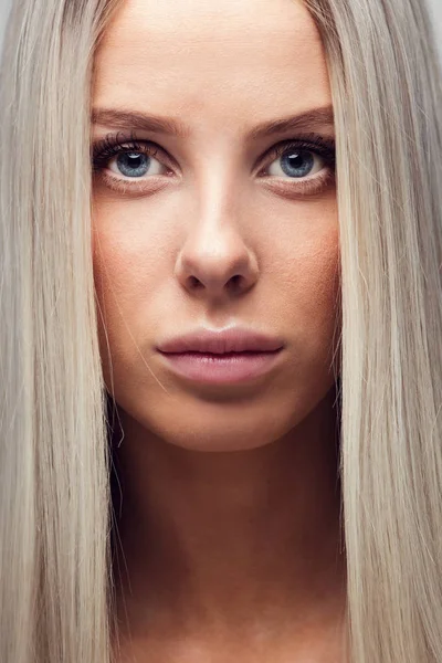 Close-up Portret młodej kobiety z blond włosami — Zdjęcie stockowe