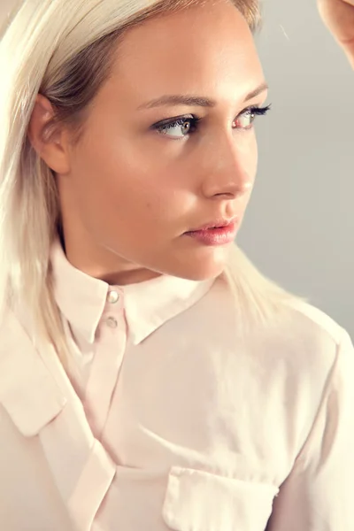 Pensive belle mannequin blonde féminine en chemise regardant loin de la caméra — Photo