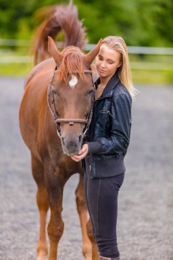Binme sahasında onu Arap atı ayakta olan kadın