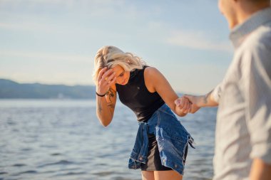 Genç Adam Kız Arkadaşlarını Tutuyor Sahilde Ayakta Duruyor