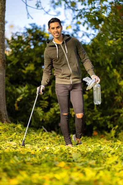 Freiwilliger junger Mann macht die Umwelt umweltfreundlich — Stockfoto