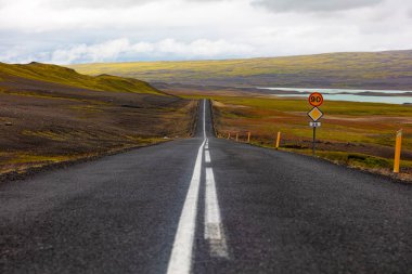 Otobanda yol işaretleri gökyüzüne karşı.