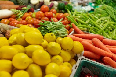 Marketteki çeşitli yiyeceklerin yüksek açılı görüntüsü