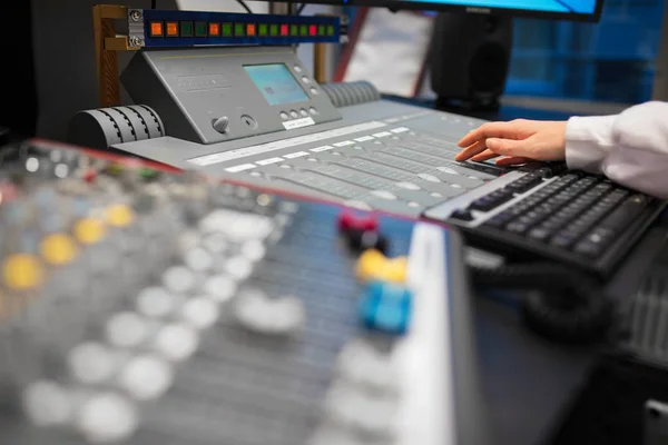 Anfitrión de radio femenino usando mezclador de música en estudio — Foto de Stock