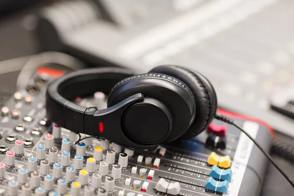 Hörlurar på ljud Mixer i professionell radiostudio — Stockfoto