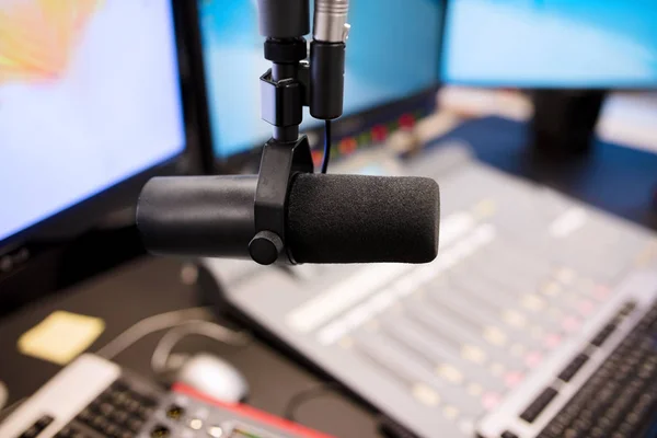 Microfone na estação de rádio moderna estúdio de radiodifusão — Fotografia de Stock