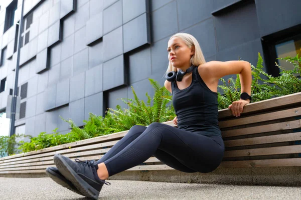 Mujer enfocada haciendo tríceps pesados se sumerge al aire libre en la ciudad — Foto de Stock