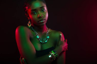 Renkli ve yaratıcı bir portre. Güzel, siyah, Afrikalı bir kadının üst vücudu.