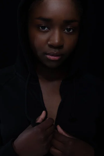 Mujer fresca y reticente con piel oscura y actitud usando sudadera con capucha — Foto de Stock