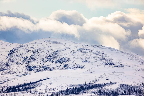 Snow covered mountain and sky with clouds in Norway — Stock Photo, Image