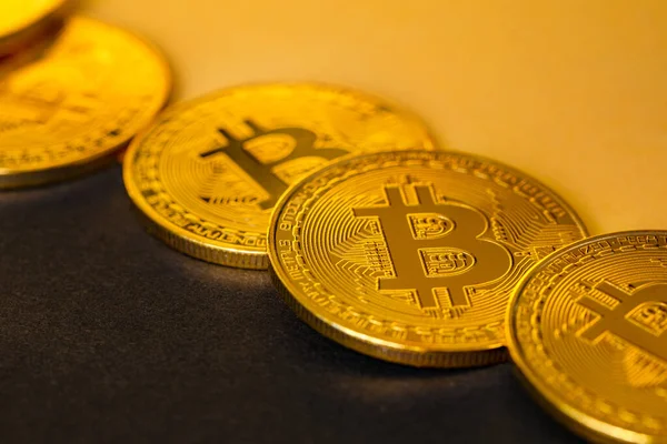 Siyah ve Sarı Para Üzerine Parlak Bitcoin Şifreleme Bozukluklarının Kapanışı