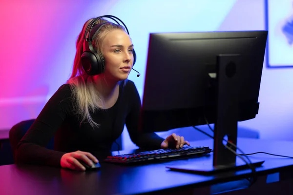 Profesjonalne E-sport Gamer Girl z słuchawkami Odtwarzanie Online gra wideo na PC — Zdjęcie stockowe