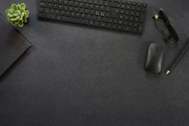Bilgisayarlı ve malzemeli siyah beton ofis masasının üst görüntüsü