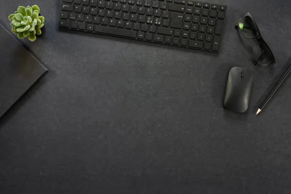 Bilgisayarlı ve malzemeli siyah beton ofis masasının üst görüntüsü — Stok fotoğraf