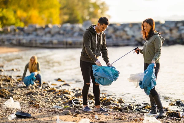 Equipo de voluntarios limpiando la playa en un día soleado — Foto de Stock