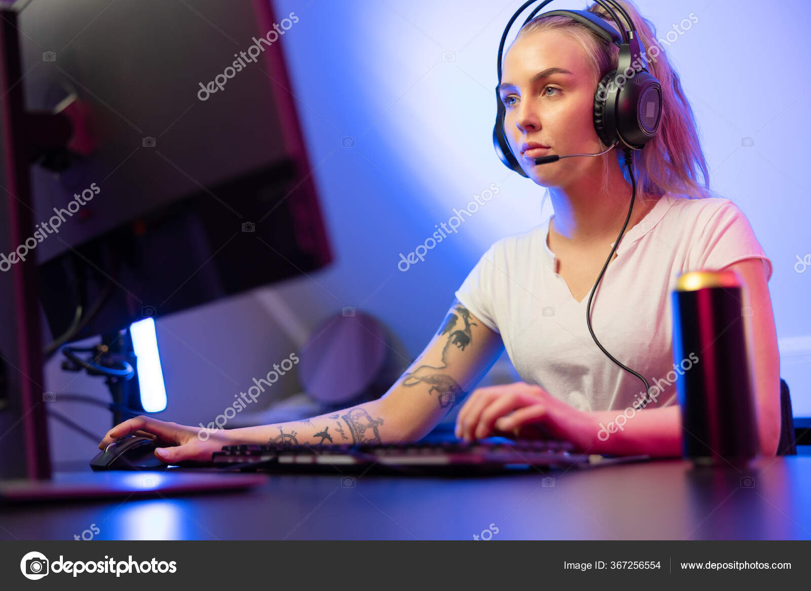 Menina loira jogando jogos de tiro online, sentada na cadeira de