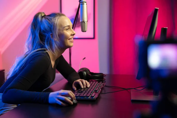 Profesional esport gamer chica streaming vlog y juega videojuego en línea en PC —  Fotos de Stock