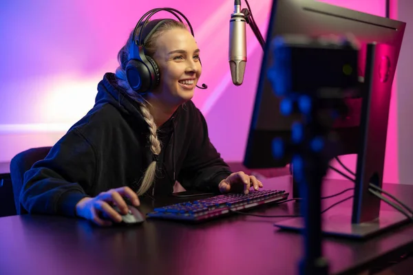 Profissional sorrindo esport gamer menina transmissão ao vivo e joga jogo de vídeo online no PC — Fotografia de Stock