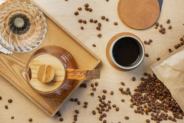 Directamente encima de la toma de café fresco con frijoles asados en la mesa de madera — Foto de Stock