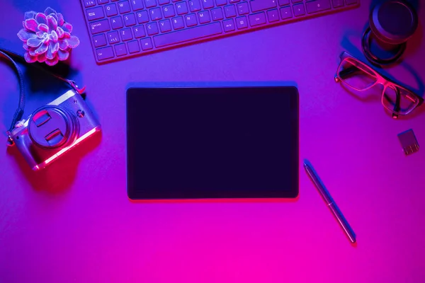 Direkt über Aufnahme der Computertastatur mit Kamera und digitalem Tablet auf beleuchtetem Tisch — Stockfoto