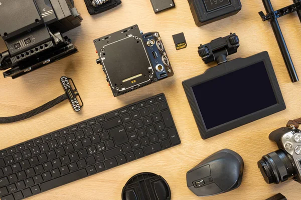 Overhead view of computer parts and filming accessories on table — Stock Photo, Image