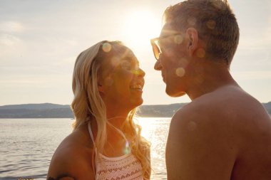 Konuşan ve gülen genç çift birbirlerine bakıyorlar.