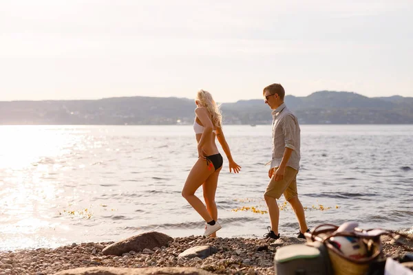 Femme tenant la main Marcher avec son petit ami sur les rochers — Photo