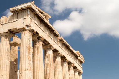 PARTHENON GÖREVİ Bulutlu Mavili bir gökyüzü altında