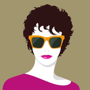 Büyük turuncu güneş gözlüğü takan kadın