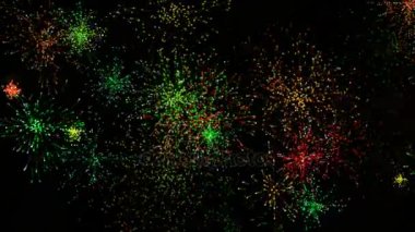 Siyah bir arka plan üzerinde güzel fantastik renk havai fişek: ışıklar farklı yönlere uçmak. 3d animasyon piroteknik gösterir