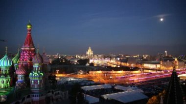 Moskvoretsky köprü ve Spassky kule Kremlin St. Basils Katedrali'nin görünümü.