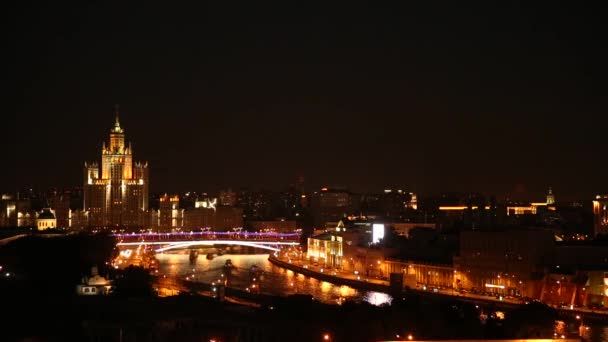 Η Νυχτερινή άποψη του ποταμού Μόσχα από το Κρεμλίνο Σπάσκυ πύργο. Timelaps. — Αρχείο Βίντεο