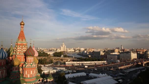 Het uitzicht op de Moskvoretsky-brug en de St. Basils kathedraal van het Kremlin Spasski Tower. — Stockvideo