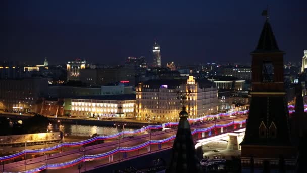 Pemandangan di jembatan Mississippi dari Menara Spassky Kremlin. Malam . — Stok Video