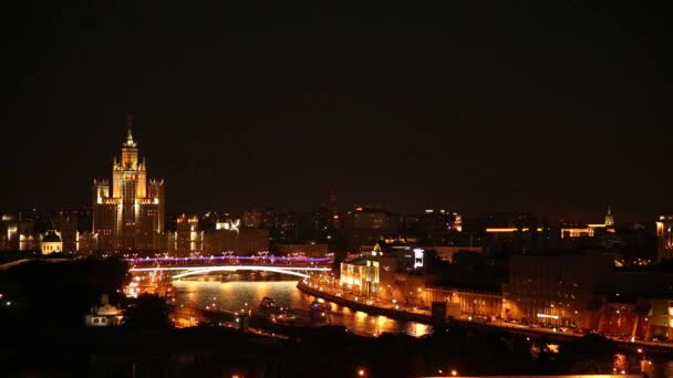 Wgląd nocy rzeki Moskwy od Kremla wieża Spasski. — Wideo stockowe