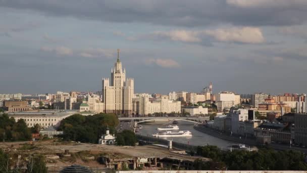 La vista sobre Zaryadye y el río Moskva desde el Kremlin de la Torre Spassky . — Vídeos de Stock