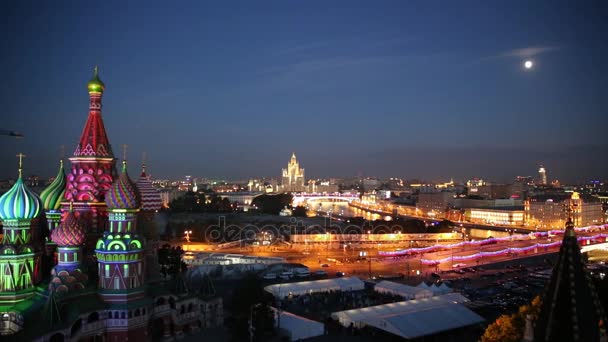 Moskvoretsky köprü ve Spassky kule Kremlin St. Basils Katedrali'nin görünümü. — Stok video