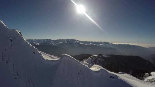 Skidåkare klättrar på toppen av ett berg med snö. Rosa Khutor Alpine Resort ligger på Aibga Ridge — Stockvideo