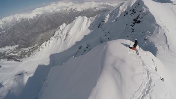 Flygande över bergen. Visa skidliften — Stockvideo