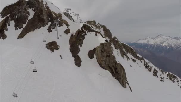 산에 비행입니다. 스키 리프트의 보기. — 비디오